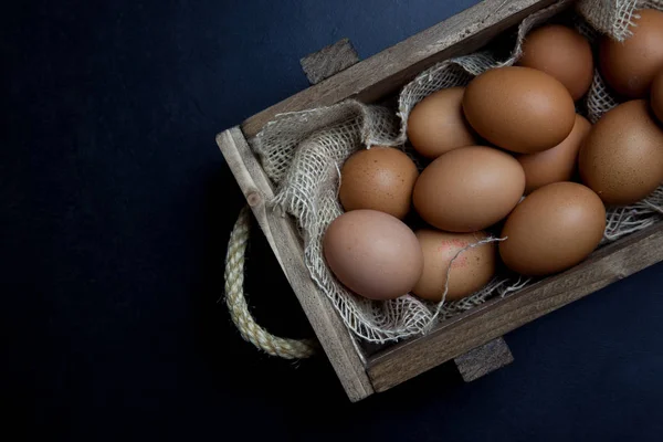 Yumurta grubu arasında rustik kutusu