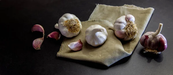 Mutfakta doğal kırmızı sarımsak