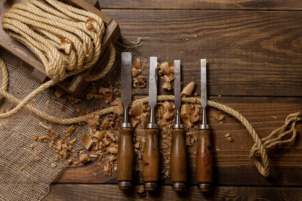 Herramientas de carpintera en el banco de trabajo