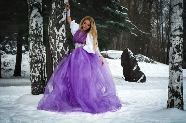 Linda Menina Loira Vestido Lilás Chique Floresta Inverno — Fotografia de Stock