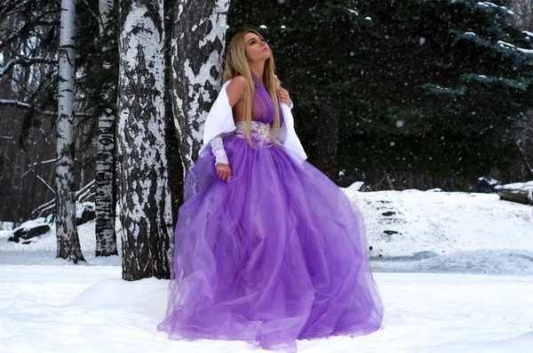Piękna Blondynka Elegancką Sukienkę Liliowy Lesie Zimą — Zdjęcie stockowe