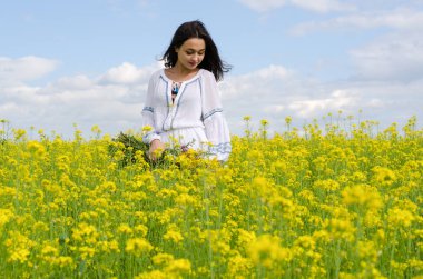 çiçekler alandaki küçük kız
