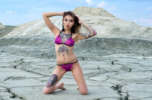 Flicka Med Tatueringar Och Underkläder Öknen — Stockfoto