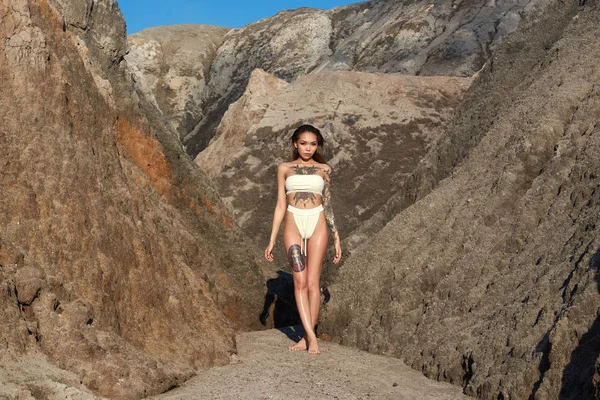 Azjatycka Dziewczyna Tatuażem Stoi Górach Białym Bikini — Zdjęcie stockowe
