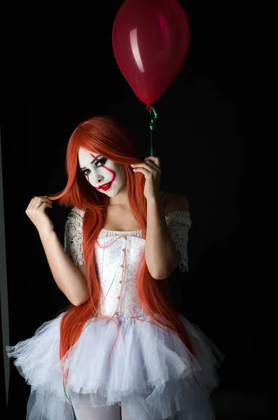 Ein Mädchen Clownskostüm Mit Schaurigem Make Und Rotem Ball Auf — Stockfoto