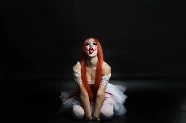 Ein Mädchen Clownskostüm Mit Unheimlichem Make Auf Schwarzem Hintergrund — Stockfoto