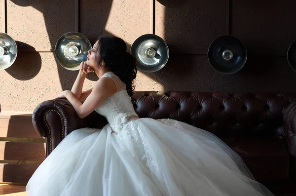 Bruden Sitter Soffan Och Tittar Genom Fönstret Sun Ray Bröllop — Stockfoto
