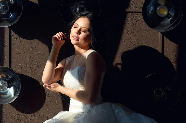 Наречена Сидить Дивані Дивиться Вікно Сонячний Промінь Весільна Сукня — стокове фото