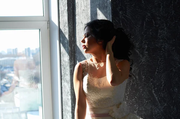 Die Braut Steht Fenster Und Blickt Die Kamera Sun Ray — Stockfoto