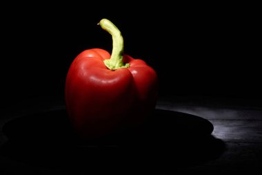 siyah bir arka plan üzerinde kırmızı tatlı biber.