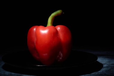 siyah bir arka plan üzerinde kırmızı tatlı biber.