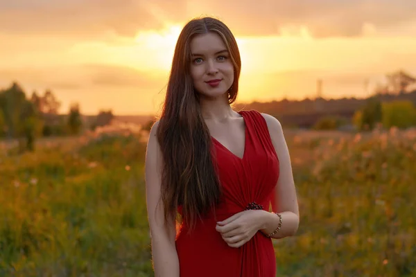 Abbronzata Bella Ragazza Con Capelli Lunghi Abito Rosso Campo Tramonto — Foto Stock