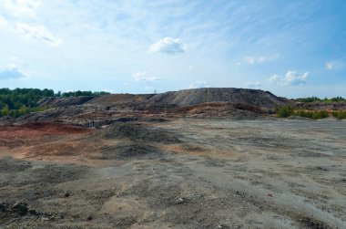 Urallar 'daki kızıl kil dağları. Diğer gezegen. Demir rengi ve Mars 'ın atmosferi. Alışılmadık bir arazi. seçici odak