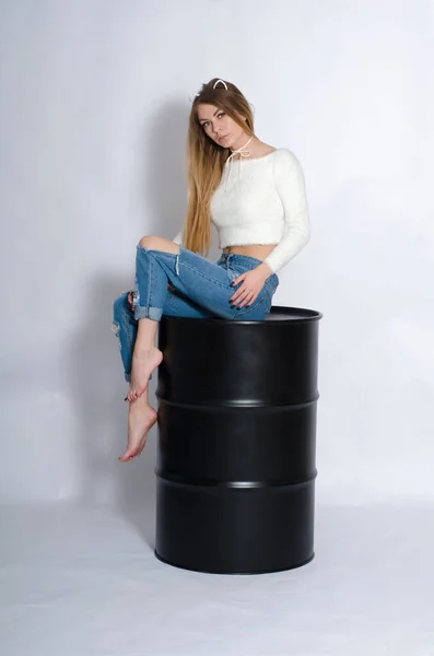 Bella Giovane Ragazza Bionda Jeans Blu Barile Nero Uno Sfondo — Foto Stock