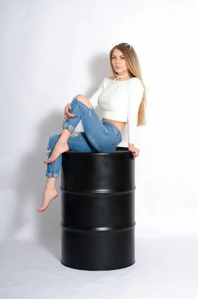 Bella Giovane Ragazza Bionda Jeans Blu Barile Nero Uno Sfondo — Foto Stock