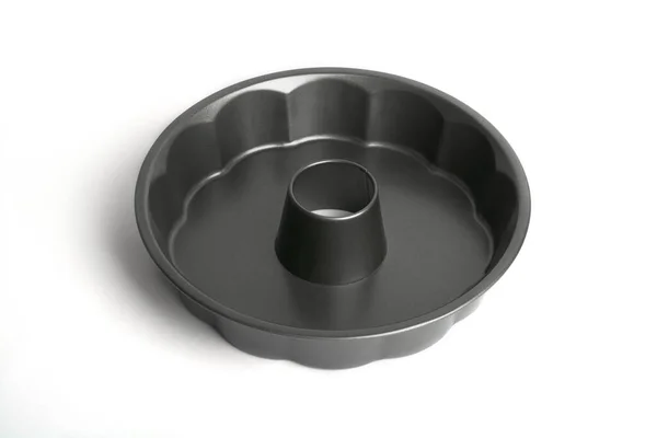 Beyaz arka planda pişirme ve yemek için metal küf.