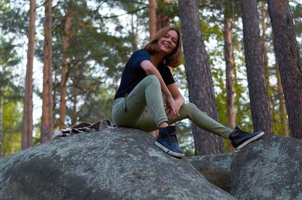 Flicka Sitter Ett Stenberg Höstskogen — Stockfoto