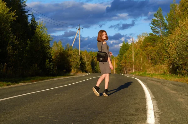 Flicka Grå Klänning Och Ryggsäck Motorvägen Höstskogen — Stockfoto