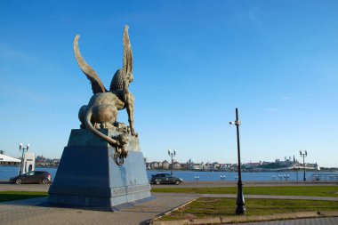 Kazan Rusya-08.30.2020: Merkez düğün sarayı yakınlarındaki Kazan şehrinin sembolü olan ejderha Zilant 'ın heykeli.