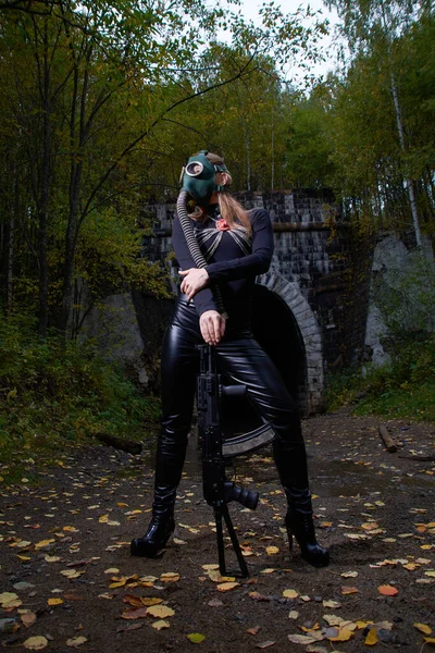 黒いスーツの女と銃を手にしたガスマスクの女 — ストック写真