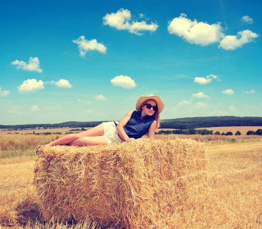 Hasat sonra sahada rahatlatıcı kadın.