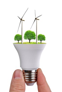 LED ampul beyaz arka plan üzerinde izole el rüzgar türbinleri ile. Yeşil enerji kavramı.