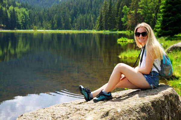 Τουριστική Κάθεται Πέτρα Από Λίμνη Moraine Kleiner Arbersee Στο Βαυαρικό — Φωτογραφία Αρχείου