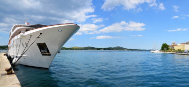 Sibenik.Croatia kentinde bir limanında motor yat.