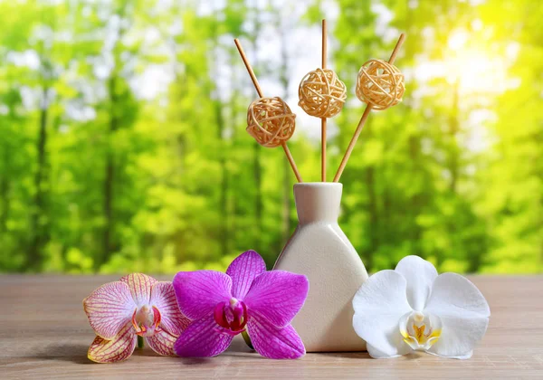 Légfrissítő Orchidea Virágok Asztalra Gyógy Egészségügyi Koncepció — Stock Fotó