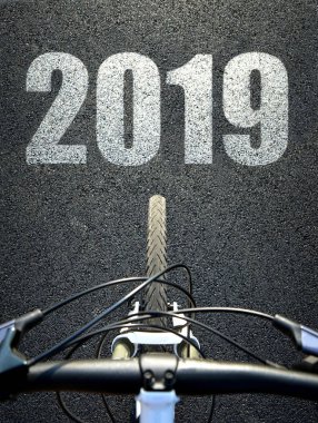 Bisiklet asfalt yolda. İleri yeni yıl 2019.