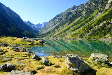 Gaube Gölü yaz aylarında mount Vignemale içinde belgili tanımlık geçmiş görünümünü. Pyrenees dağ, Fransa.
