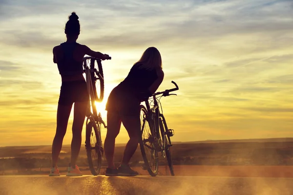 Dois Ciclistas Com Bicicleta Pôr Sol Conceito Estilo Vida Saudável — Fotografia de Stock