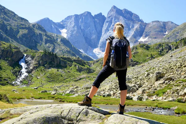 観光客がフランス語 Pyrenees Vignemale の中央山塊の最高峰を見てします 南フランスの Occitanie — ストック写真