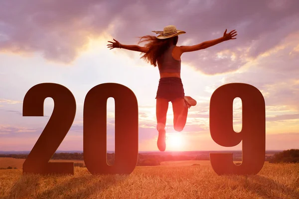 Радостная Девушка Прыгает Время Празднования Нового 2019 Года — стоковое фото