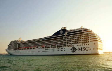Venice, İtalya - Eylül 15,2018: Cruise Gemi Msc Poesia kanalından günbatımında yelken.