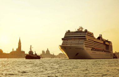 Venice, İtalya - 15 Eylül 2018: Cruise Gemi Msc Poesia kanalından günbatımında yelken.