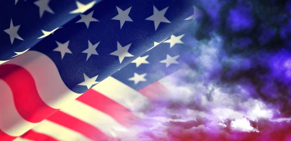 美国挥舞着暴风雨的天空旗帜 — 图库照片