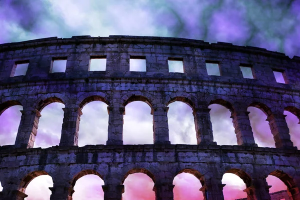 在克罗地亚的古代纪念碑上 在普拉有暴风雨的天空的罗马圆形剧场 — 图库照片