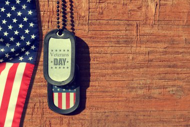 Amerikan bayrağı ve asker Etiketler ahşap arka plan üzerinde. Gaziler günü kavramı.