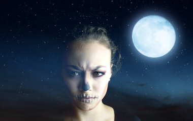 Moon ile arka plan gece gökyüzünde Cadılar Bayramı makyaj kadınla.