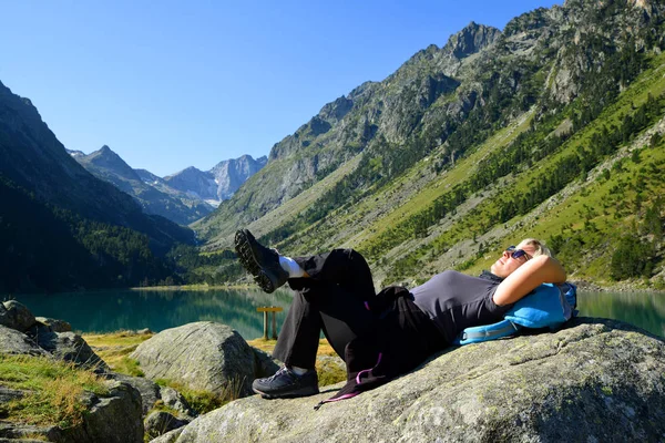 Tourist Resting Gaube Lake Hautes Pyrenees France — Stock Photo, Image