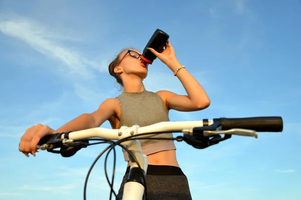 Motociclista Bebe Agua Botella — Foto de Stock