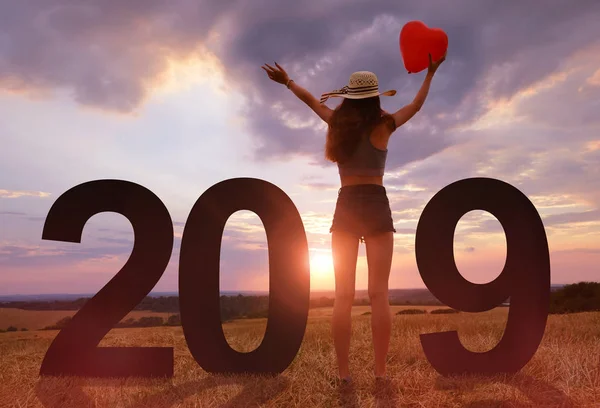 Mädchen Hält Luftballon Herzform Händen Während Sie Das Neue Jahr — Stockfoto