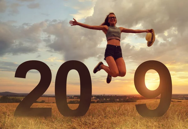 Glad Tjej Hoppning Medan Firandet Det Nya Året 2019 — Stockfoto