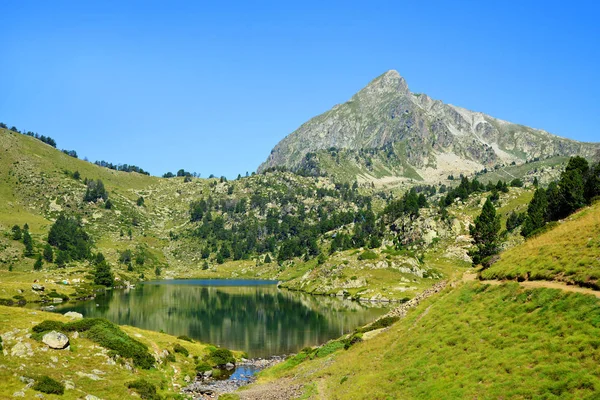 Prachtige Berglandschap Neouvielle Nationale Aard Reserveren Lac Milieu Franse Pyreneeën — Stockfoto