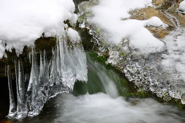 Cascade Avec Cristaux Glace Formant Sur Ruisseau Montagne Hiver — Photo