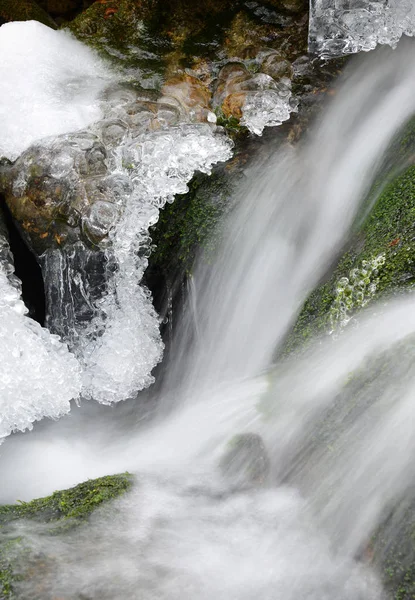 Waterfall Ice Crystals Forming Winter Mountain Creek — Stock Photo, Image