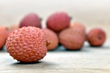 Taze tropikal meyve Lychee ahşap tahta üzerinde.