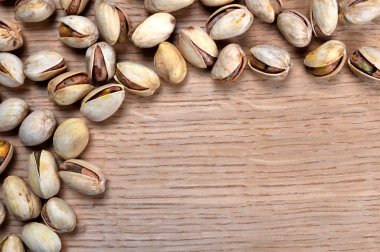 Tuzlu fıstık fındık ahşap tahta üzerinde yığını. Üstten görünüm.