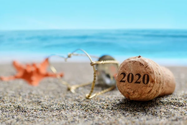 Stopper Van Kurk Champagne Met Nummer 2020 Zeester Zand Strand — Stockfoto